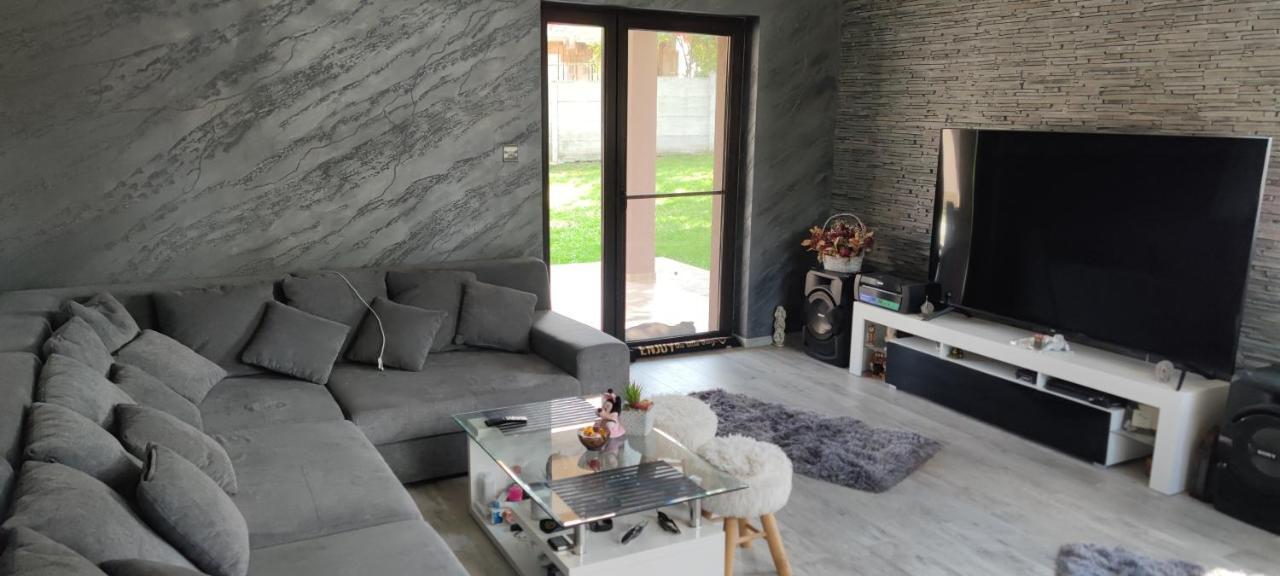 Lovely 1 Bedroom Flat In A 2 Ground Floor House Craiova Exterior photo